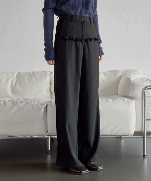 UNE MANSION（ユヌマンション）の「【UNE ORIGINAL】【低身長 / 高身長用 サイズ＆丈が選べるスラックス 】】【 2color ／ ３size／ 3lengths 】【 足長効果あり】ベーシックシルエットラブリーフリルスラックスパンツ（その他パンツ・レディース・ダークグレー/ブラック・S-Short/S-Regular/M-Short/M-Regular/L-Short/L-Regular）」の3枚目の写真