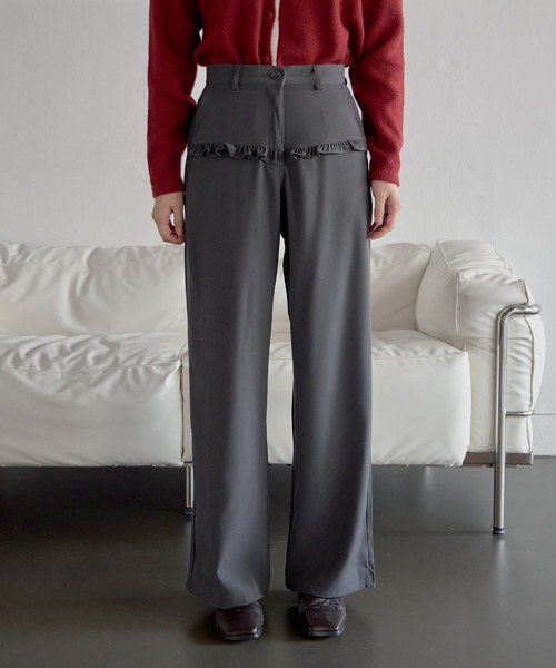 UNE MANSION（ユヌマンション）の「【UNE ORIGINAL】【低身長 / 高身長用 サイズ＆丈が選べるスラックス 】】【 2color ／ ３size／ 3lengths 】【 足長効果あり】ベーシックシルエットラブリーフリルスラックスパンツ（その他パンツ・レディース・ダークグレー/ブラック・S-Short/S-Regular/M-Short/M-Regular/L-Short/L-Regular）」の5枚目の写真