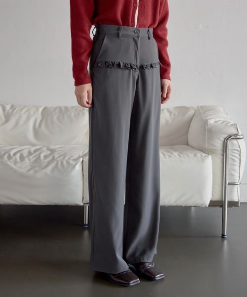 UNE MANSION（ユヌマンション）の「【UNE ORIGINAL】【低身長 / 高身長用 サイズ＆丈が選べるスラックス 】】【 2color ／ ３size／ 3lengths 】【 足長効果あり】ベーシックシルエットラブリーフリルスラックスパンツ（その他パンツ・レディース・ダークグレー/ブラック・S-Short/S-Regular/M-Short/M-Regular/L-Short/L-Regular）」の6枚目の写真