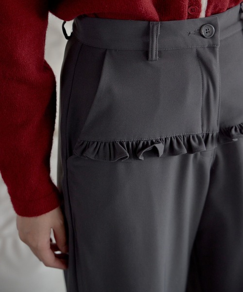 UNE MANSION（ユヌマンション）の「【UNE ORIGINAL】【低身長 / 高身長用 サイズ＆丈が選べるスラックス 】】【 2color ／ ３size／ 3lengths 】【 足長効果あり】ベーシックシルエットラブリーフリルスラックスパンツ（その他パンツ・レディース・ダークグレー/ブラック・S-Short/S-Regular/M-Short/M-Regular/L-Short/L-Regular）」の7枚目の写真