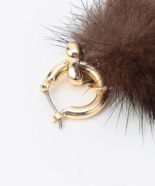 FREAK'S STORE（フリークスストア）の「2WAYファーピアス（ピアス（両耳用）・レディース・ホワイト/ブラウン・ONE SIZE）」の4枚目の写真