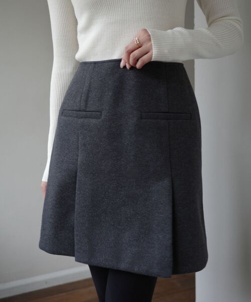 cle blatt（クレブラット）の「タックミニスカート（スカート・レディース・チャコールグレー/アイボリー/ベージュ・SMALL/MEDIUM）」の3枚目の写真