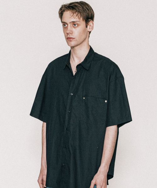VASTIC(バスティック)の「オーバーサイズコットンハーフシャツ_ブラック(シャツ/ブラウス・メンズ・その他・LARGE/MEDIUM)」の1枚目の写真