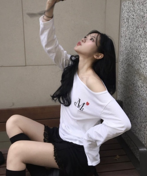 MUCENT(ムセント)の「A'GEM/9 × .kom 『MUCENT/ムセント』 LOVRITS MINI HEART LOGO ONE SHOULDER T/ミニハートロゴワンショルダー ロングスリーブ(Tシャツ/カットソー・レディース・ブラック/ホワイト・FREE)」の2枚目の写真