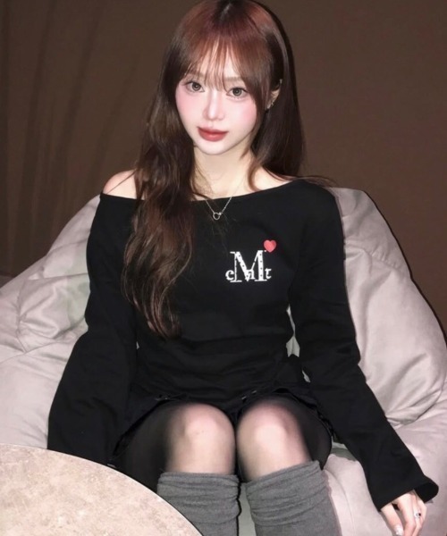 MUCENT(ムセント)の「A'GEM/9 × .kom 『MUCENT/ムセント』 LOVRITS MINI HEART LOGO ONE SHOULDER T/ミニハートロゴワンショルダー ロングスリーブ(Tシャツ/カットソー・レディース・ブラック/ホワイト・FREE)」の1枚目の写真