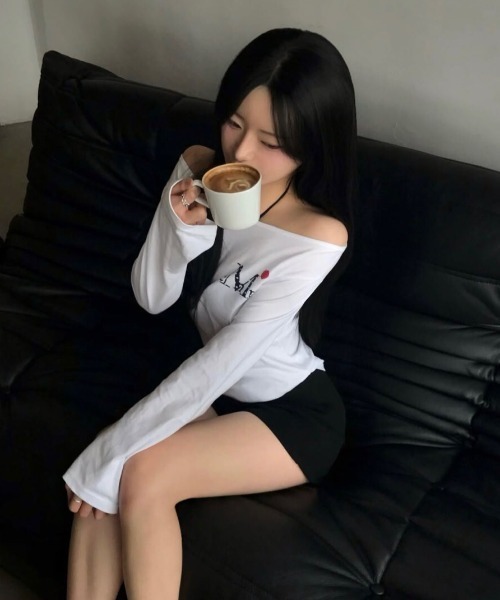 MUCENT(ムセント)の「A'GEM/9 × .kom 『MUCENT/ムセント』 LOVRITS MINI HEART LOGO ONE SHOULDER T/ミニハートロゴワンショルダー ロングスリーブ(Tシャツ/カットソー・レディース・ブラック/ホワイト・FREE)」の19枚目の写真