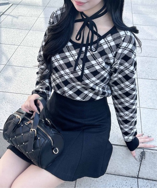 INGNI（イング）の「クロスチョーカーチェック柄長袖ニット（ニット/セーター・レディース・ブラック×ホワイト/ベージュ系2/ピンク系2・M）」の4枚目の写真