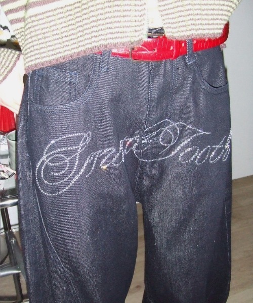 SHAGGIE（シャギー）の「ロゴストーンオーバーデニムパンツ（デニムパンツ・レディース・ブラック・LARGE/MEDIUM/SMALL）」の3枚目の写真