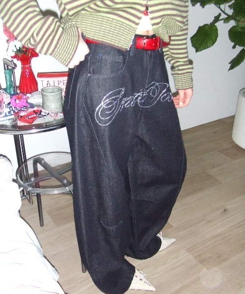 SHAGGIE（シャギー）の「ロゴストーンオーバーデニムパンツ（デニムパンツ・レディース・ブラック・LARGE/MEDIUM/SMALL）」の2枚目の写真