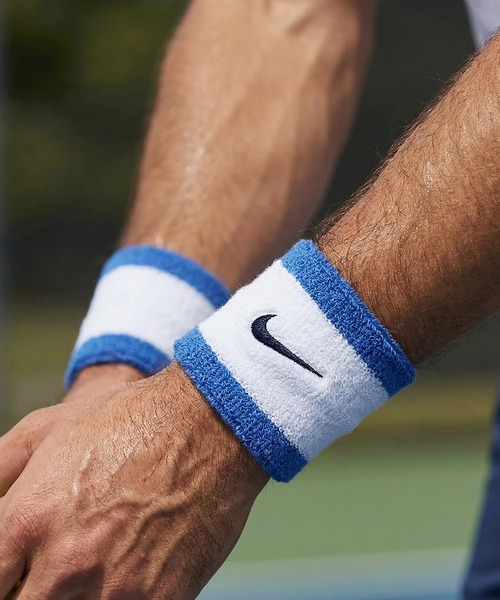 NIKE(ナイキ)の「【NIKE/ナイキ】ナイキ スウッシュ クラシック リストバンド 2P(バングル/リストバンド・メンズ・ブラック/グレー/ブルー/ブルー系その他/ネイビー/ホワイト/レッド・FREE)」の6枚目の写真