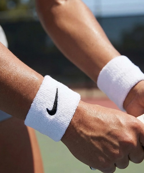 NIKE(ナイキ)の「【NIKE/ナイキ】ナイキ スウッシュ クラシック リストバンド 2P(バングル/リストバンド・メンズ・ブラック/グレー/ブルー/ブルー系その他/ネイビー/ホワイト/レッド・FREE)」の2枚目の写真