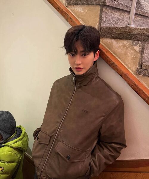 LORES(ロアス)の「Faux Leather Neck Zip Jacket - Brown(ライダースジャケット・レディース・その他・M/L)」の2枚目の写真