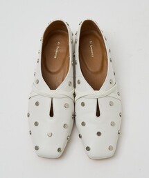 Au BANNISTER（オゥバニスター）の「スタッズ付き ソフトレザーフラットパンプス（パンプス）」