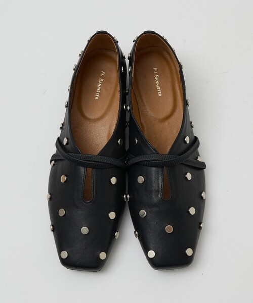 Au BANNISTER(オゥバニスター)の「スタッズ付き ソフトレザーフラットパンプス(パンプス・レディース・ブラック系その他3/アイボリー・36/35/39/38/37/40)」の2枚目の写真