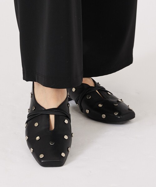 Au BANNISTER(オゥバニスター)の「スタッズ付き ソフトレザーフラットパンプス(パンプス・レディース・ブラック系その他3/アイボリー・36/35/39/38/37/40)」の5枚目の写真