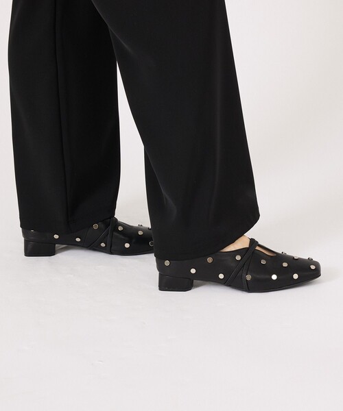 Au BANNISTER(オゥバニスター)の「スタッズ付き ソフトレザーフラットパンプス(パンプス・レディース・ブラック系その他3/アイボリー・36/35/39/38/37/40)」の6枚目の写真