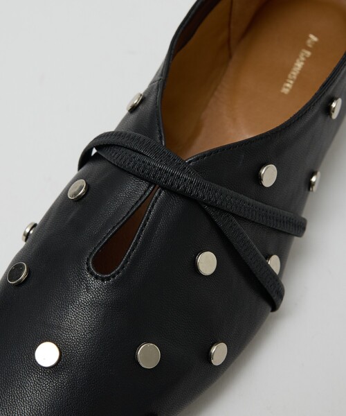 Au BANNISTER(オゥバニスター)の「スタッズ付き ソフトレザーフラットパンプス(パンプス・レディース・ブラック系その他3/アイボリー・36/35/39/38/37/40)」の9枚目の写真