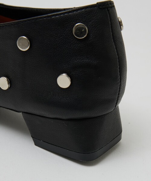 Au BANNISTER(オゥバニスター)の「スタッズ付き ソフトレザーフラットパンプス(パンプス・レディース・ブラック系その他3/アイボリー・36/35/39/38/37/40)」の13枚目の写真