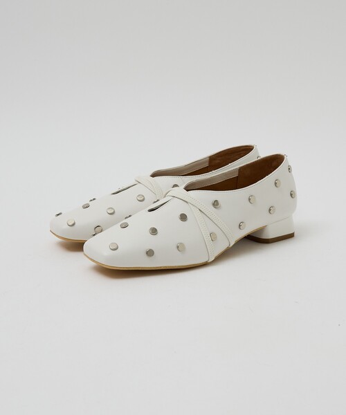 Au BANNISTER(オゥバニスター)の「スタッズ付き ソフトレザーフラットパンプス(パンプス・レディース・ブラック系その他3/アイボリー・36/35/39/38/37/40)」の21枚目の写真