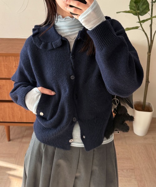MUHET(ミュエータ)の「wave button frill knit cardigan / ウェーブボタンフリルニットカーディガン(カーディガン/ボレロ・レディース・ネイビー/チャコールグレー/カーキ・FREE)」の3枚目の写真