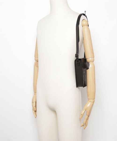 A BATHING APE（アベイシングエイプ）の「EMBOSSED LEATHER PHONE BAG（ショルダーバッグ・メンズ・ブラック・FREE）」の5枚目の写真