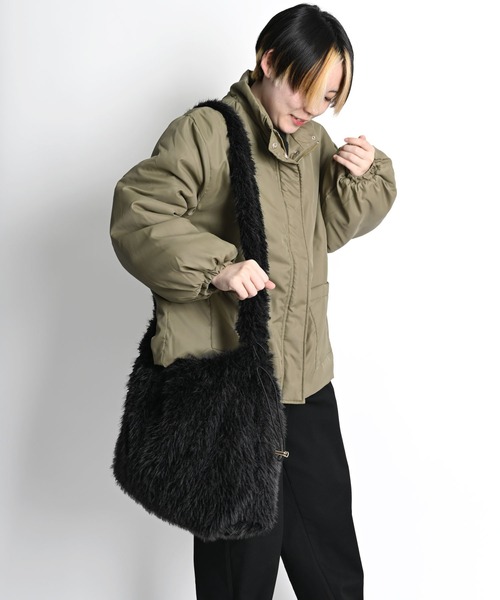 MARAI(マーライ)の「ファーショルダー巾着バッグ(ショルダーバッグ・レディース・グレー/ベージュ/ブラック・フリー)」の2枚目の写真