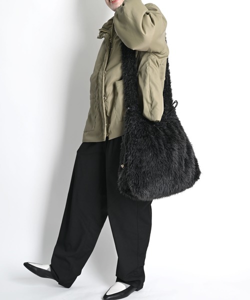 MARAI(マーライ)の「ファーショルダー巾着バッグ(ショルダーバッグ・レディース・グレー/ベージュ/ブラック・フリー)」の8枚目の写真