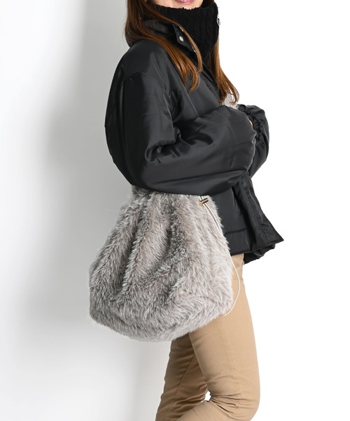 MARAI(マーライ)の「ファーショルダー巾着バッグ(ショルダーバッグ・レディース・グレー/ベージュ/ブラック・フリー)」の5枚目の写真