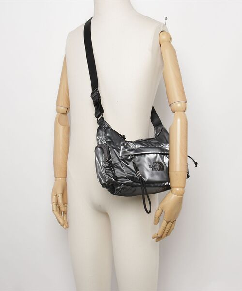 THE NORTH FACE(ザノースフェイス)の「【THE NORTH FACE/ザノースフェイス】BONNEY HOBO BAG MINI / ボニー ホボ バッグ ミニ(ショルダーバッグ・レディース・シルバーグレー/ブラック・FREE)」の4枚目の写真