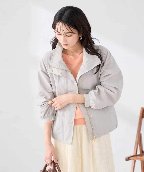 a.v.v（アーヴェヴェ）の「ナイロンワッシャーブルゾン（マウンテンパーカー・レディース・ライトグレー/ベージュ・38/40/36）」の6枚目の写真