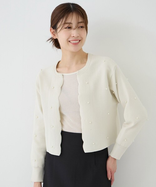 Jayro(ジャイロ)の「パール付きスカラップカーディガン(カーディガン/ボレロ・レディース・ホワイト系その他2/ネイビー/イエロー・M)」の1枚目の写真