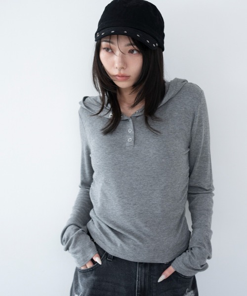 WEGO(ウィゴー)の「WEGO/【26年春新作】ヘンリーネックフードロンT(Tシャツ/カットソー・レディース・杢グレー/グレー系その他5・FREE)」の2枚目の写真