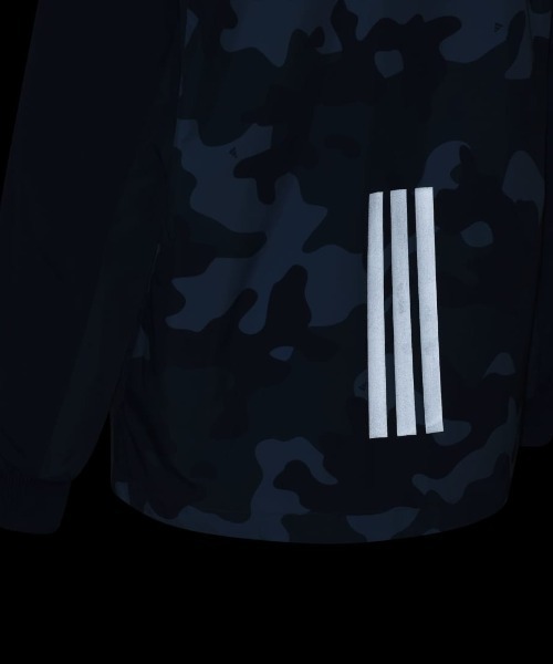 adidas(アディダス)の「アディダス adidas エッセンシャルズ カモ パック レギュラーフィット メッシュライニングウーブン トラックトップ(ナイロンジャケット・キッズ・ブラック×グレー・120cm/130cm/140cm/150cm/160cm)」の2枚目の写真