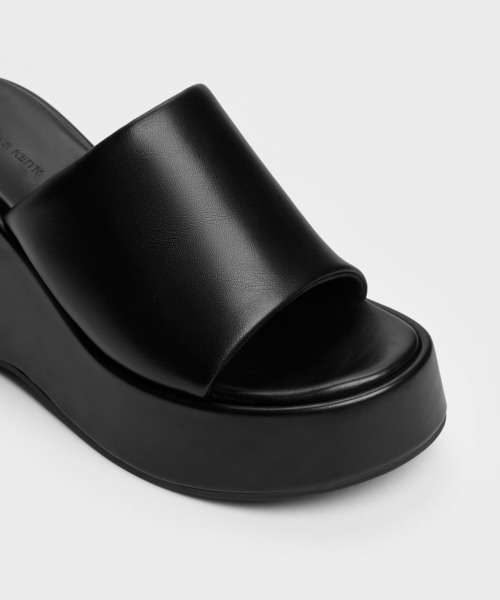 CHARLES & KEITH(チャールズ & キース)の「ワイドストラップ プラットフォーム ウェッジ(サンダル・レディース・バーガンディー/ブラック・25cm/24.5cm/23.5cm/23cm/22.5cm)」の10枚目の写真