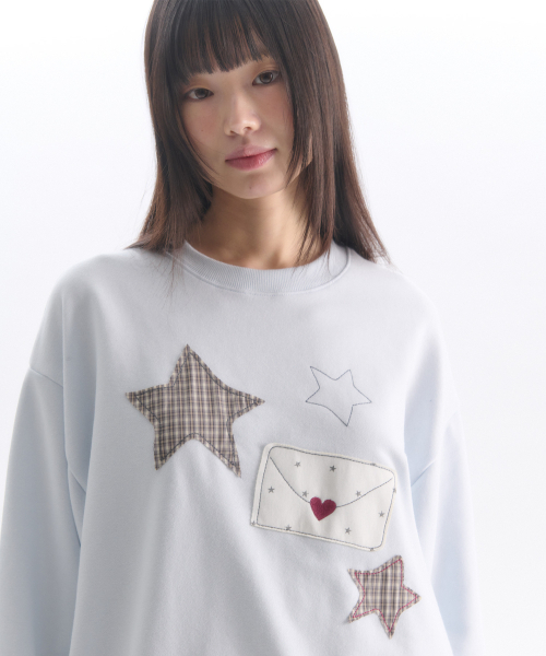 ambler(エムブラー)の「By Letter アプリケ刺繍スウェットシャツ AMM1403 (ブルー)(スウェット・レディース・その他・SMALL/MEDIUM)」の2枚目の写真