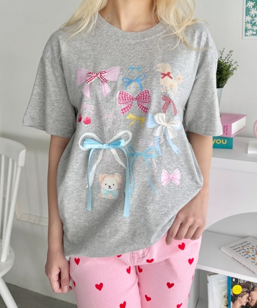 SOLLON.（ソルロン）の「ファンシーリボンプリント半袖Tシャツ（Tシャツ/カットソー・レディース・グレー/ホワイト/ネイビー・FREE）」の2枚目の写真