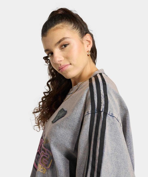 adidas（アディダス）の「アディレニウム シーズン 5 オーバーサイズ デニム Tシャツ / アディダスオリジナルス adidas Originals（Tシャツ/カットソー・レディース・ブルー/ブラウン・X-SMALL/X-LARGE/SMALL/MEDIUM/LARGE/XX-LARGE）」の5枚目の写真