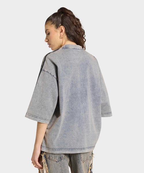 adidas（アディダス）の「アディレニウム シーズン 5 オーバーサイズ デニム Tシャツ / アディダスオリジナルス adidas Originals（Tシャツ/カットソー・レディース・ブルー/ブラウン・X-SMALL/X-LARGE/SMALL/MEDIUM/LARGE/XX-LARGE）」の3枚目の写真