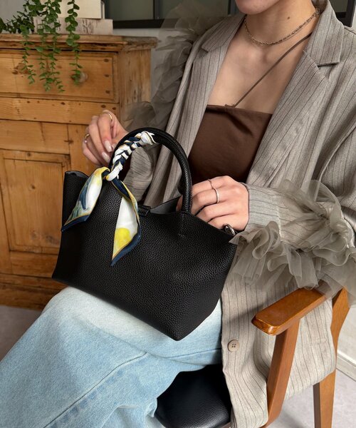 Thevon(ゼボン)の「スカーフ付き2WAYボストンバッグ(トートバッグ・レディース・ブラウン/ブラック系その他/アイボリー/ブラック・FREE)」の9枚目の写真