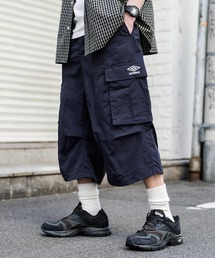 UMBRO（アンブロ）の「UMBRO アンブロ 別注コラボ 膝下丈 ワンポイントロゴ刺繍ナイロンワイドカーゴハーフパンツ（カーゴパンツ）」