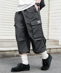 UMBRO（アンブロ）の「UMBRO アンブロ 別注コラボ 膝下丈 ワンポイントロゴ刺繍ナイロンワイドカーゴハーフパンツ（カーゴパンツ）」