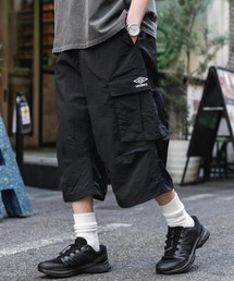 UMBRO（アンブロ）の「UMBRO アンブロ 別注コラボ 膝下丈 ワンポイントロゴ刺繍ナイロンワイドカーゴハーフパンツ（カーゴパンツ）」