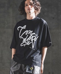 GLIMCLAP（グリムクラップ）の「mt10461- Abstract Art Print T-shirt プリントTシャツ(202-059-gls-cg)（Tシャツ/カットソー）」