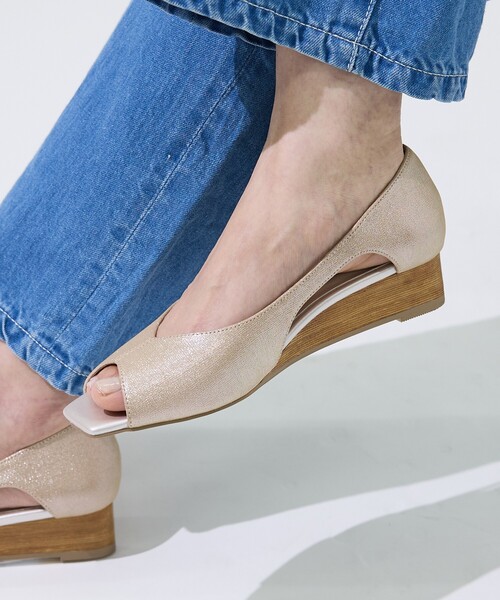 Au BANNISTER(オゥバニスター)の「【オープントゥ】バタフライカットウェッジソールパンプス(サンダル・レディース・ブラック/シャンパン/イエロー・38/37/36/35/39)」の14枚目の写真