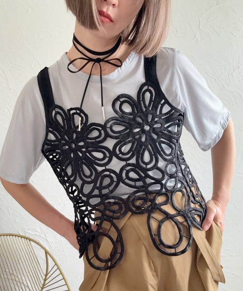 deux amour(ドゥーザムール)の「フラワービスチエ(Tシャツ/カットソー・レディース・オフホワイト/ブラック・M~L)」の1枚目の写真