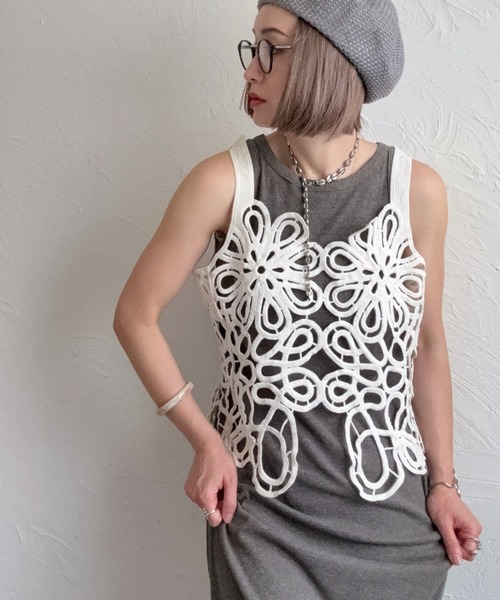 deux amour(ドゥーザムール)の「フラワービスチエ(Tシャツ/カットソー・レディース・オフホワイト/ブラック・M~L)」の3枚目の写真