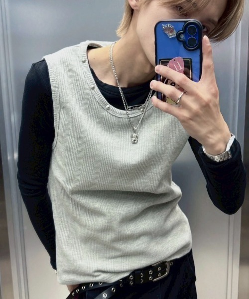Never mind the XU / Chikashitsu+(ネバーマインド ザ エックスユー / チカシツプラス)の「【nmtc+】Studded Rib Tank Top / 【エヌエムティーシープラス】スタッズリブタンクトップ(タンクトップ・メンズ・ブラック/ホワイト/グレー・ONE SIZE)」の3枚目の写真