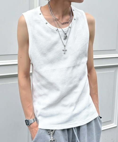 Never mind the XU / Chikashitsu+(ネバーマインド ザ エックスユー / チカシツプラス)の「【nmtc+】Studded Rib Tank Top / 【エヌエムティーシープラス】スタッズリブタンクトップ(タンクトップ・メンズ・ブラック/ホワイト/グレー・ONE SIZE)」の2枚目の写真