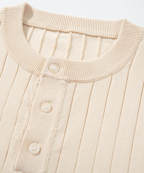 BUTTON SEOUL(ボタンソウル)の「クールビスコースバーティカルリブヘンリーネックハーフニット(3カラー)(Tシャツ/カットソー・メンズ・ネイビー/ベージュ/ブラック・LARGE/MEDIUM/SMALL/X-LARGE)」の8枚目の写真