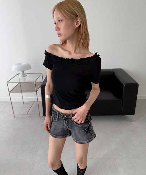 4INT.(フォイント)の「フリル シャーリング ワン オフショルダー 半袖 Tシャツ(Tシャツ/カットソー・レディース・ミント/ホワイト/ブラック/グレー・FREE)」の5枚目の写真